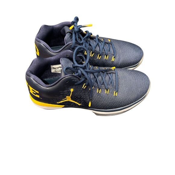 Michigan Air Jordan's XXXI Low  Size men's  9.5 - Picture 2 of 8